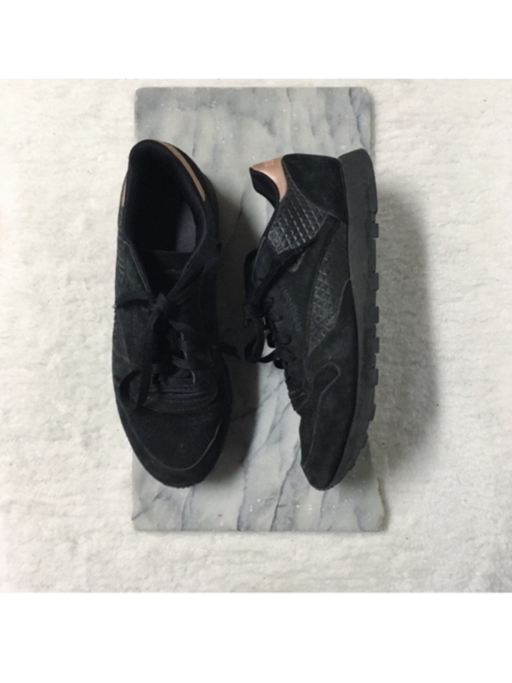 Reebok Classics Black Runners Lace Up Sneakers Size 9.5 Suede Faux Leather